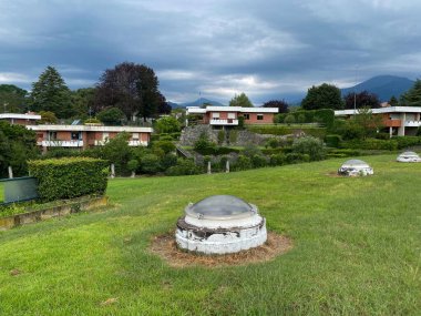 Ivrea, İtalya - 10 Ağustos 2023, Batı Konut Birimi Talponia, 1968 yılında R Gabetti A O DIsola tarafından tasarlandı, hava manzarası, Ilvrea, Piedmont İtalya panoramik sahne yüksek çözünürlüklü fotoğraf