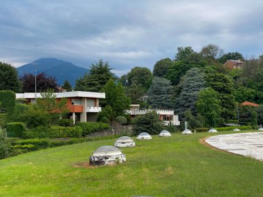 Ivrea, İtalya - 10 Ağustos 2023, Batı Konut Birimi Talponia, 1968 yılında R Gabetti A O DIsola tarafından tasarlandı, hava manzarası, Ilvrea, Piedmont İtalya panoramik sahne yüksek çözünürlüklü fotoğraf