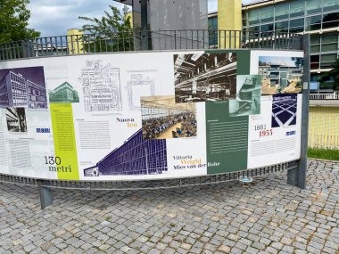 Ivrea, İtalya - 20 Ağustos 2023, Unesco 'daki bilgi ve tabelalar Olivetti Sanayi Şehri' ni korudu