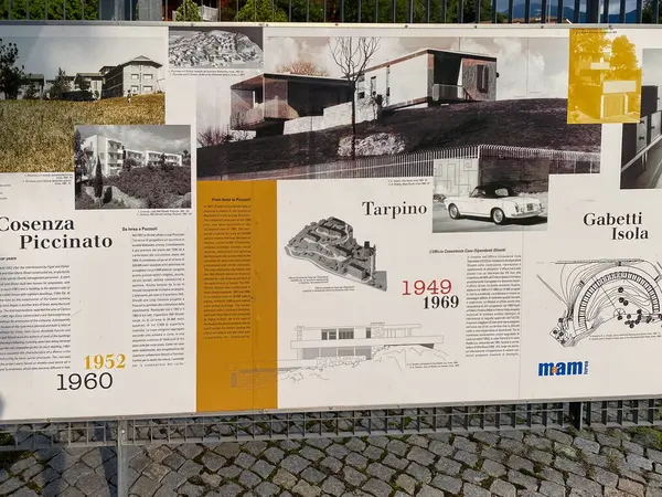 Ivrea, İtalya - 20 Ağustos 2023, Unesco 'daki bilgi ve tabelalar Olivetti Sanayi Şehri' ni korudu