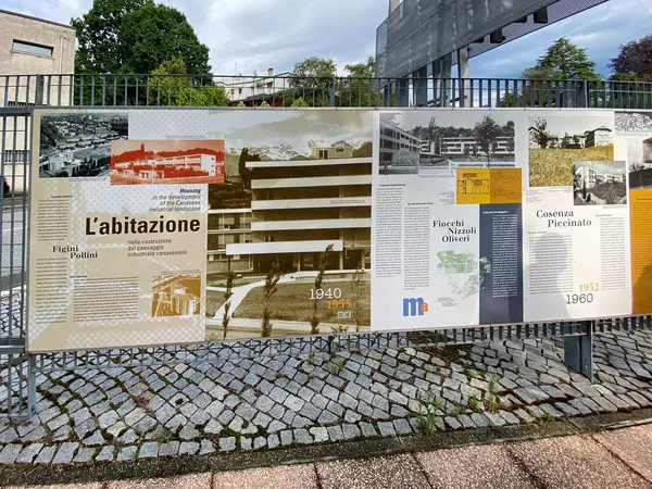 Ivrea, İtalya - 20 Ağustos 2023, Unesco 'daki bilgi ve tabelalar Olivetti Sanayi Şehri' ni korudu