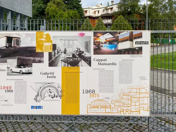 Ivrea, İtalya - 20 Ağustos 2023, Unesco 'daki bilgi ve tabelalar Olivetti Sanayi Şehri' ni korudu