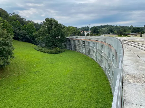 Ivrea, İtalya - 10 Ağustos 2023, Batı Konut Birimi Talponia, 1968 yılında R Gabetti A O DIsola tarafından tasarlandı, hava manzarası, Ilvrea, Piedmont İtalya panoramik sahne yüksek çözünürlüklü fotoğraf