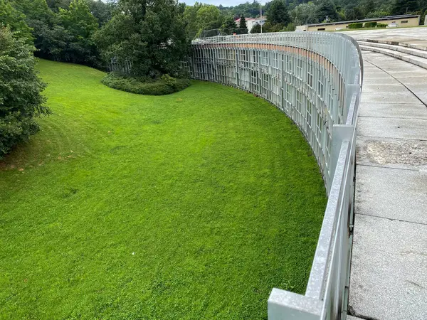 Ivrea, İtalya - 10 Ağustos 2023, Batı Konut Birimi Talponia, 1968 yılında R Gabetti A O DIsola tarafından tasarlandı, hava manzarası, Ilvrea, Piedmont İtalya panoramik sahne yüksek çözünürlüklü fotoğraf