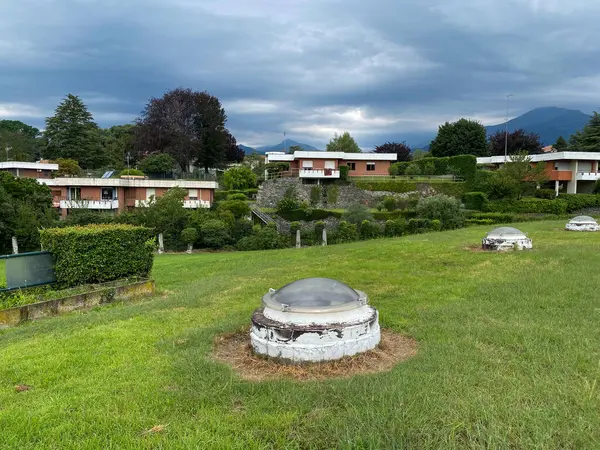 Ivrea, İtalya - 10 Ağustos 2023, Batı Konut Birimi Talponia, 1968 yılında R Gabetti A O DIsola tarafından tasarlandı, hava manzarası, Ilvrea, Piedmont İtalya panoramik sahne yüksek çözünürlüklü fotoğraf