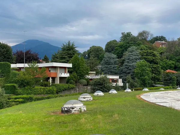 Ivrea, İtalya - 10 Ağustos 2023, Batı Konut Birimi Talponia, 1968 yılında R Gabetti A O DIsola tarafından tasarlandı, hava manzarası, Ilvrea, Piedmont İtalya panoramik sahne yüksek çözünürlüklü fotoğraf