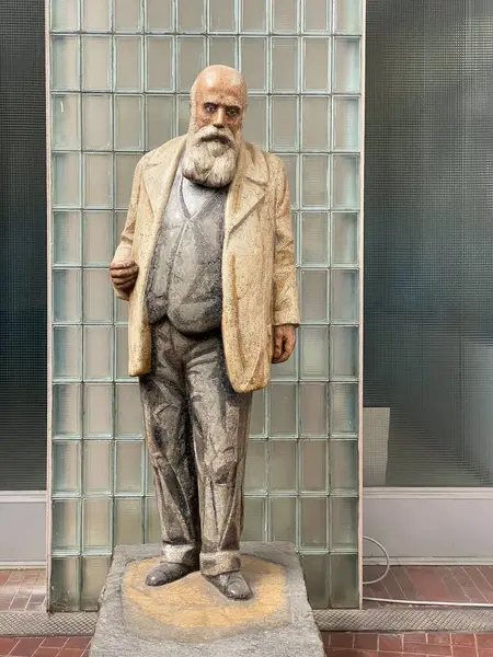 Ivrea, İtalya - 20 Ağustos 2023, Unesco 'daki Olivetti heykeli Olivetti Sanayi Şehri' ni korudu.