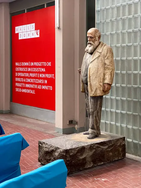 Ivrea, İtalya - 20 Ağustos 2023, Unesco 'daki Olivetti heykeli Olivetti Sanayi Şehri' ni korudu.