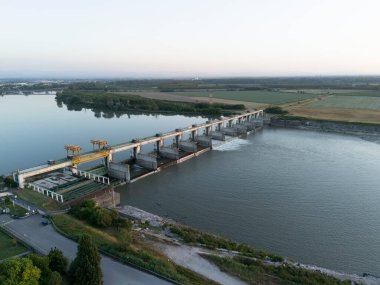 Baharda gün batımında yakalanan bu drone çekimi, Po Nehri 'ndeki Isola Serafini barajını gösteriyor. Orada yeni bir balık geçidi mersin balığı ve yılan balığı yaşam alanlarını onlarca yıl boyunca nehrin yukarısına doğru bloke ettikten sonra yeniden birleştiriyor..