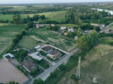 Carlo Bobbio 'nun Isola Serafini' deki havadan Piacenza ve Cremona arasındaki Po Nehri 'ndeki barajının günbatımında çekilen görüntüsü balık yolu projesinin akıntıya karşı mersin balığı göçüne olanak sağladığını gösteriyor..