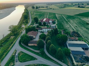 Baharda gün batımında yakalanan bu drone çekimi, Po Nehri 'ndeki Isola Serafini barajını gösteriyor. Orada yeni bir balık geçidi mersin balığı ve yılan balığı yaşam alanlarını onlarca yıl boyunca nehrin yukarısına doğru bloke ettikten sonra yeniden birleştiriyor..