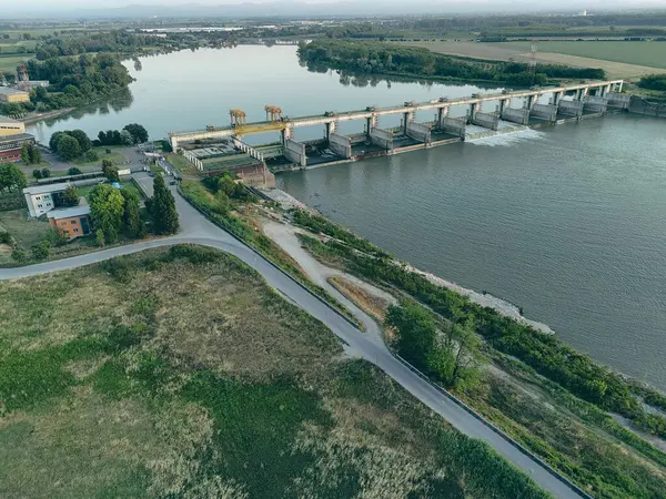 Carlo Bobbio 'nun Isola Serafini' deki havadan Piacenza ve Cremona arasındaki Po Nehri 'ndeki barajının günbatımında çekilen görüntüsü balık yolu projesinin akıntıya karşı mersin balığı göçüne olanak sağladığını gösteriyor..