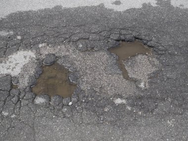 Yol bakımının sürüş güvenliği ve altyapı yatırımı ekonomisi ve pürüzsüz yollar ve güvenlik için çukur onarımı üzerindeki etkisi