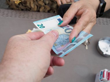 Mali işlemleri temsil eden mal veya hizmetlere karşılık yirmi avro para değişimi ödeme yöntemleri ve faaliyet halindeki ticareti gösteren ekonomik takaslar