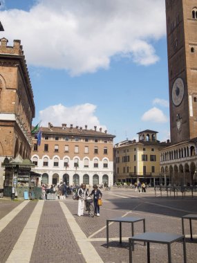 Cremona, İtalya 11 Haziran 2025 iki kadın güneşli bir bahar gününde İtalya 'nın Cremona kentindeki Piazza del Comune' da yürüyorlar.