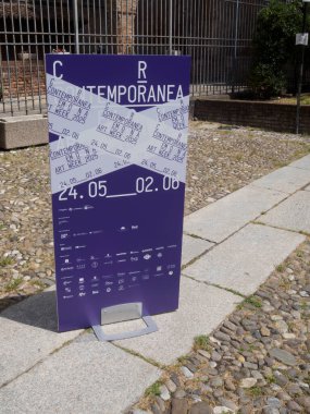 Cremona, İtalya 11 Haziran 2025 Çağdaş Sanat Haftasını destekleyen dikey işaret levhası 2025, sponsor logoları tarihsel kaldırım taşı patikası boyunca konumlandırılmıştır.