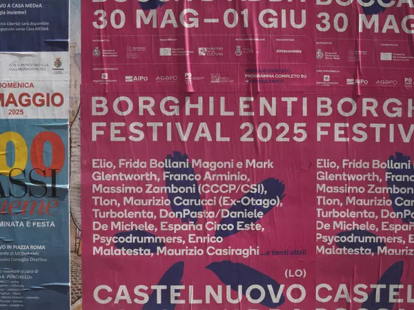Cremona, İtalya 11 Haziran 2025 'te Castelnuovo' da Borghilenti Festivali 'ni tanıtan pembe afiş. Elio gibi ünlü İtalyan müzisyenler ve sanatçılarla birlikte. Frida Bollani Magoni