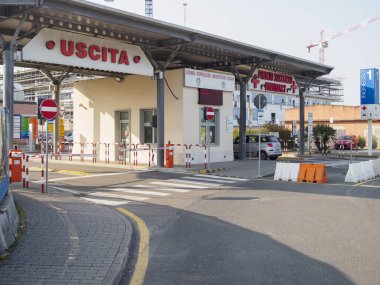 Cisanello, PI, İtalya - 13 Haziran 2025 hastane giriş sahnesi. Ambulans ve bina manzaralı. Acil sağlık hizmetleri giriş noktası ve yol bariyeri olan sağlık merkezi kompleksi.