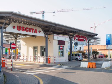 Cisanello, PI, İtalya - 13 Haziran 2025 hastane mimarisi acil çıkış binası vinç medikal kompleksi modern sağlık merkezi altyapısı dış cephe giriş yolu ve tabelaları