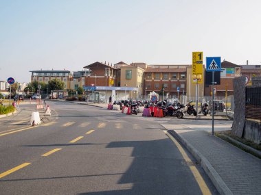 Cisanello, PI, İtalya - 13 Haziran 2025 Hastanenin dış çekimleri Mimari ve çevresini gösteriyor Hasta erişimi ve sağlık tesisi tasarımı ve altyapısı