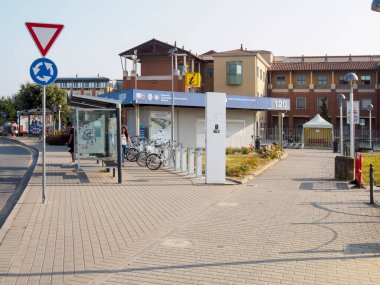 Cisanello, PI, İtalya - 13 Haziran 2025 hastane dış mimarisi giriş binalarını ve çevresindeki manzaraları tasvir ederek gündüz saatlerinde ticari stok çekimleri için sahneler sunuyor