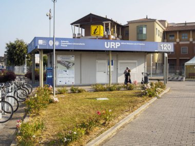 Cisanello, PI, İtalya - 13 Haziran 2025 Hastane Bilgi Noktası hastalara ve ziyaretçilere yardım ve destek sağlayan modern erişilebilir bir büfe