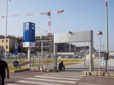 Cisanello, PI, İtalya - 13 Haziran 2025 İtalya 'da vinçler ve iskelelerle tadilat yapılan büyük bir hastanenin iki numaralı girişi.