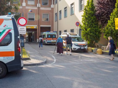 Cisanello, PI, İtalya - 13 Haziran 2025 yoğun bir hastane girişinin dış görüntüsü ambulanslar ve personelle birlikte sağlık hizmetleri ve acil tıbbi hizmetleri destekleyen hastalara yardım