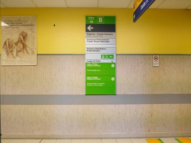 Cisanello, PI, İtalya - 13 Haziran 2025 Hastalara yoğun bakım, rehabilitasyon ve ayakta tedavi klinikleri gibi çeşitli hastane bölümlerinde rehberlik eden yeşil yönlü işaretler