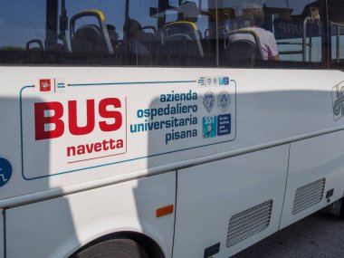 Cisanello, PI, İtalya - Hasta ve personel için 13 Haziran 2025 hastane servis otobüsü, hastane kampüsü etrafında güvenilir ulaşım aktarımı, seyrüsefer yardımlarına erişim için pratik bir çözüm