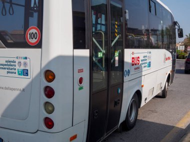 Cisanello, PI, İtalya - Hasta ve personel için 13 Haziran 2025 hastane servis otobüsü, hastane kampüsü etrafında güvenilir ulaşım aktarımı, seyrüsefer yardımlarına erişim için pratik bir çözüm