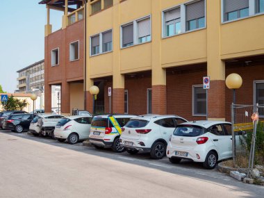 Cisanello, PI, İtalya - 13 Haziran 2025 Modern bir hastane harici sergi mimari otopark hastaları hasta kabul ediyorlar sağlık hemşireleri acil servis ambulansı geliyor iyileşiyor