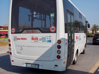 Cisanello, PI, İtalya - Hasta ve personel için 13 Haziran 2025 hastane servis otobüsü, hastane kampüsü etrafında güvenilir ulaşım aktarımı, seyrüsefer yardımlarına erişim için pratik bir çözüm