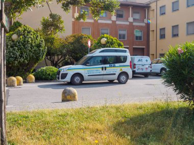 Cisanello, PI, İtalya - 13 Haziran 2025 'te hastane operasyonlarında hasta bakımı uzmanlarının ve altyapının sağlık hizmetlerine kapsamlı bir bakış açısı sunması