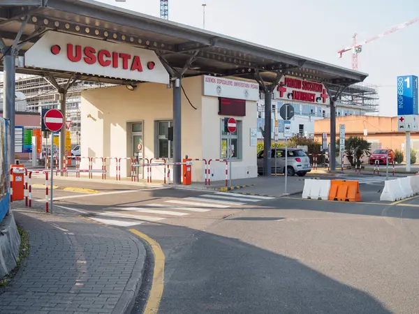 Cisanello, PI, İtalya - 13 Haziran 2025 hastane giriş sahnesi. Ambulans ve bina manzaralı. Acil sağlık hizmetleri giriş noktası ve yol bariyeri olan sağlık merkezi kompleksi.