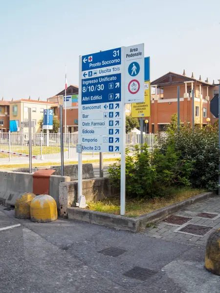 Cisanello, PI, İtalya - 13 Haziran 2025 İtalya 'da bir hastanenin önündeki çoklu yön işaretleri ziyaretçi ve hastalara acil servis, ana giriş, eczane ve