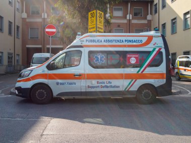Cisanello, PI, İtalya - 13 Haziran 2025 yaralılar ve şehir çevresindeki sağlık yardımı için ambulanslar müdahale ve insan hayatını kurtarmak için hastaneye varmaya hazır