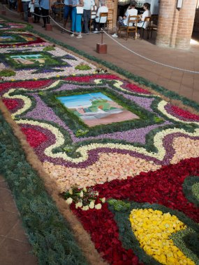 Alseno, İtalya 22 Haziran 2025 Renkli çiçek yaprakları Chiaravalle della Colomba Manastırı 'nın zemininde karmaşık desenler ve dini tasvirler oluşturuyor.