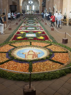 Alseno, İtalya 22 Haziran 2025 'te İtalya' nın kuzeyinde bulunan tarihi Chiaravalle Manastırı 'nda İsa' nın ve kutsal sembollerin resmedildiği karmaşık çiçek halılarını çevreleyen dini bir toplantı düzenlendi.