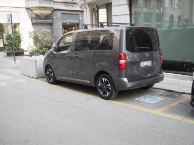 Cremona, İtalya 11 Haziran 2025 Koyu gri Opel Zafira Life engelliler için erişilebilirlik ve kolaylık sunan kentsel bir ortamda engelli park alanına park etti