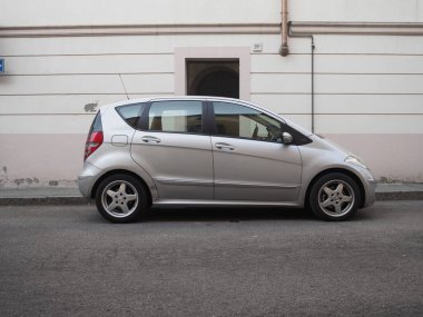Cremona, İtalya 11 Haziran 2025 Gümüş Mercedes Benz A sınıfı W169, 2004 'ten 2012' ye kadar üretildi, bir binanın önündeki caddeye park edildi, zarif tasarımı ve küçük boyutu sergilendi.