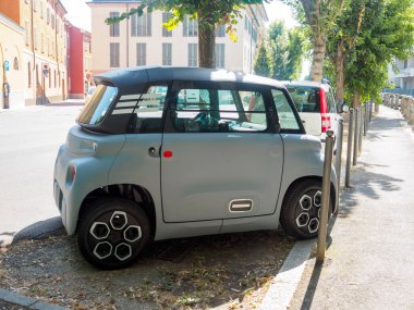 Cremona, İtalya 11 Haziran 2025 modern bir elektrikli dörtlü bisiklet olan Citroen Ami bir şehir caddesinde park halinde duruyor ve şehir ortamında eşsiz tasarımı ve çevre dostu doğasını gözler önüne seriyor.