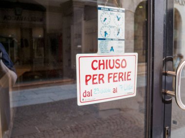 Cremona, İtalya 15 Haziran 2025 tarihi Cremona 'da yaz tatili süresince geçici olarak kapandığını belirten cam mağazasına astığı tatil tabelası nedeniyle kapatıldı.