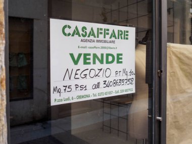Cremona, İtalya 15 Haziran 2025 Emlak acentası Cremona, Lombardy, İtalya 'da ticari bir alan satıyor.