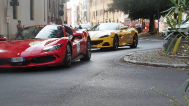 Cremona, İtalya 21 Haziran 2025 Klasik Ferrari spor arabaları ünlü Mille Miglia klasik araba etkinliği sırasında tarihi Cremona caddelerinde yarışıyor, İtalyan otomotiv mühendisliği ve tasarımı vurgulanıyor