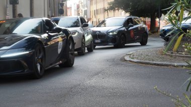 Cremona, İtalya 21 Haziran 2025 Lüks ve klasik arabalar Cremona, İtalya 'da Mille Miglia 2025 sırasında bir şehir caddesinde sürüyorlar ve otomotiv tarihi ve tutkusunu sergiliyorlar.