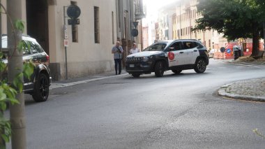 Cremona, İtalya 21 Haziran 2025 'te 36 numaralı Jeep Compass, Mille Miglia 2025 boyunca Cremona caddelerinde ilerlerken, izleyiciler ve fotoğrafçılar anı yakalıyorlar.