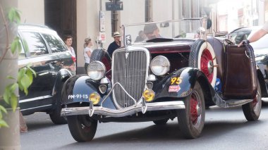 Cremona, İtalya 21 Haziran 2025 Klasik yarış takımı, Cremona 'daki Mille Miglia başlangıç çizgisinde klasik 1934 Ford Model B hizmeti veriyor.