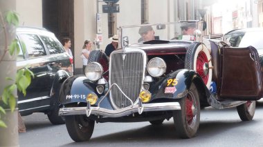 Cremona, İtalya 21 Haziran 2025 Klasik 1934 Ford Phaeton, İtalya 'da her yıl düzenlenen prestijli klasik otomobil dayanıklılık yarışı Mille Miglia sırasında Cremona sokaklarından geçen ekip.