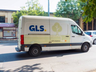 Bologna, İtalya 3 Temmuz 2025 GLS üniformalı ve yüzde yüz elettrikosu olan modern bir Mercedes Benz Sprinter minibüsü - yüzde 100 elektrikli markalaştırma, kentsel bir ortamda sürdürülebilir dağıtım hizmetlerini teşvik etme